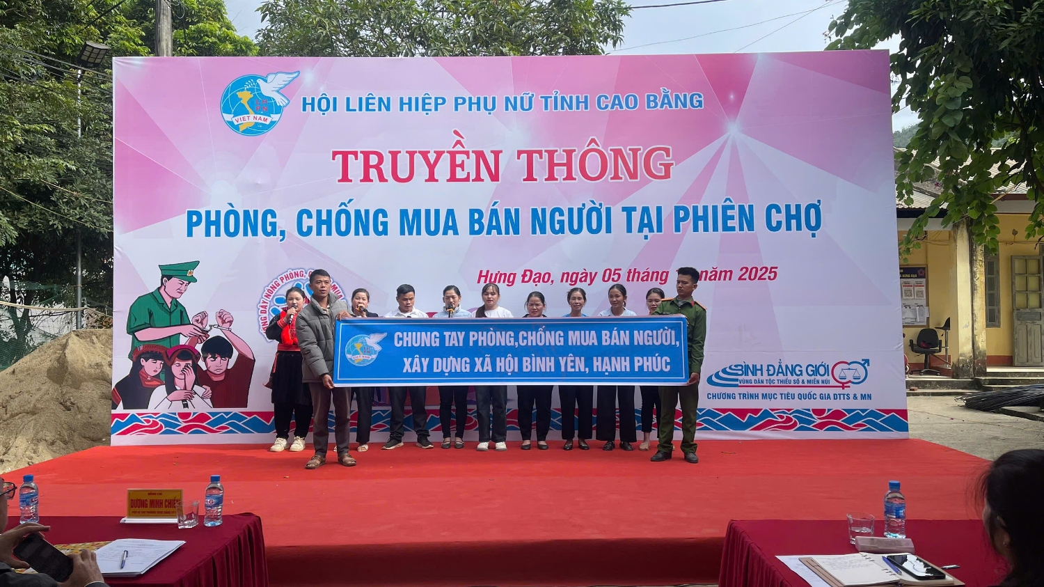 Truyền thông "Phòng, chống mua bán người" tại chợ phiên xã Hưng Đạo.