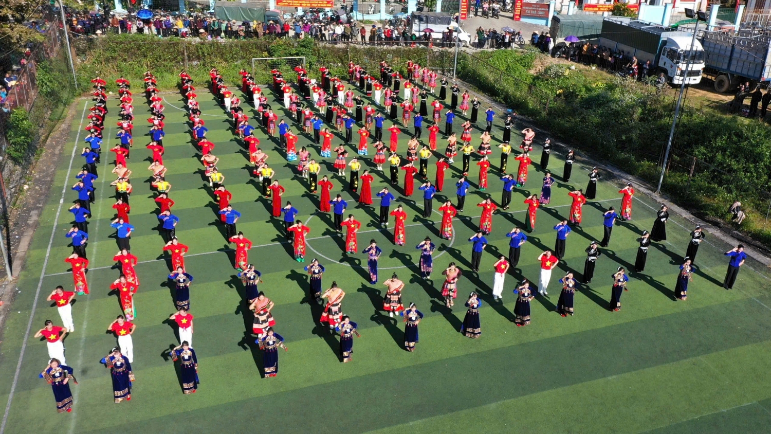 300 hội viên phụ nữ xã Trà Lĩnh tham gia đồng diễn dân vũ.