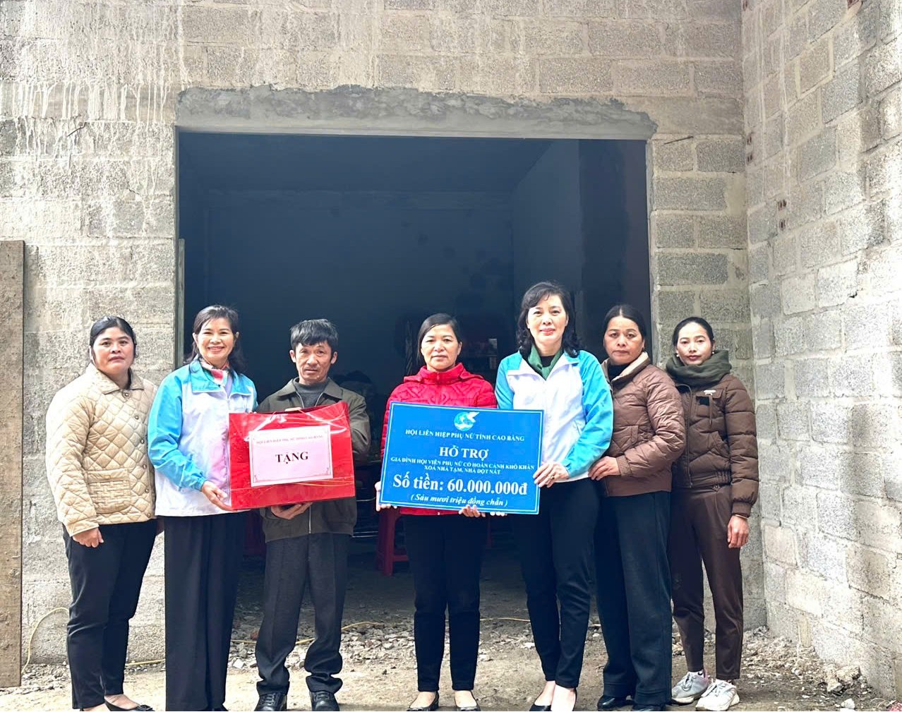 Hội LHPN tỉnh Cao Bằng bàn giao kinh phí hỗ trợ xóa nhà tạm, nhà dột nát cho gia đình chị Nông Thị Luyến, xóm Chung Sơn, xã Đàm Thuỷ.