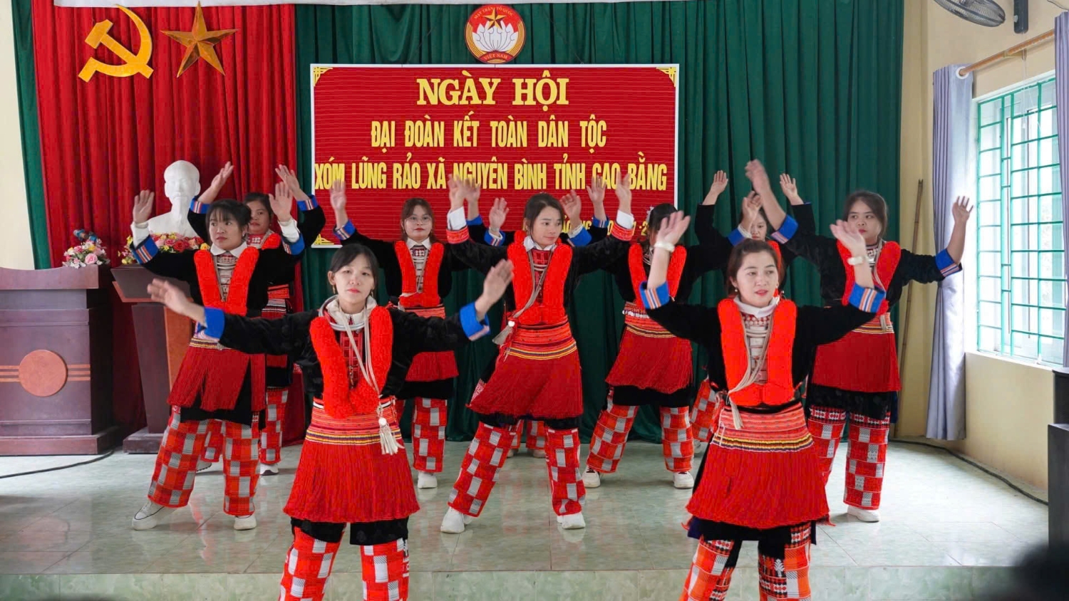 Các tiết mục dân vũ tươi vui, rực rỡ sắc màu trang phục dân tộc truyền thống.