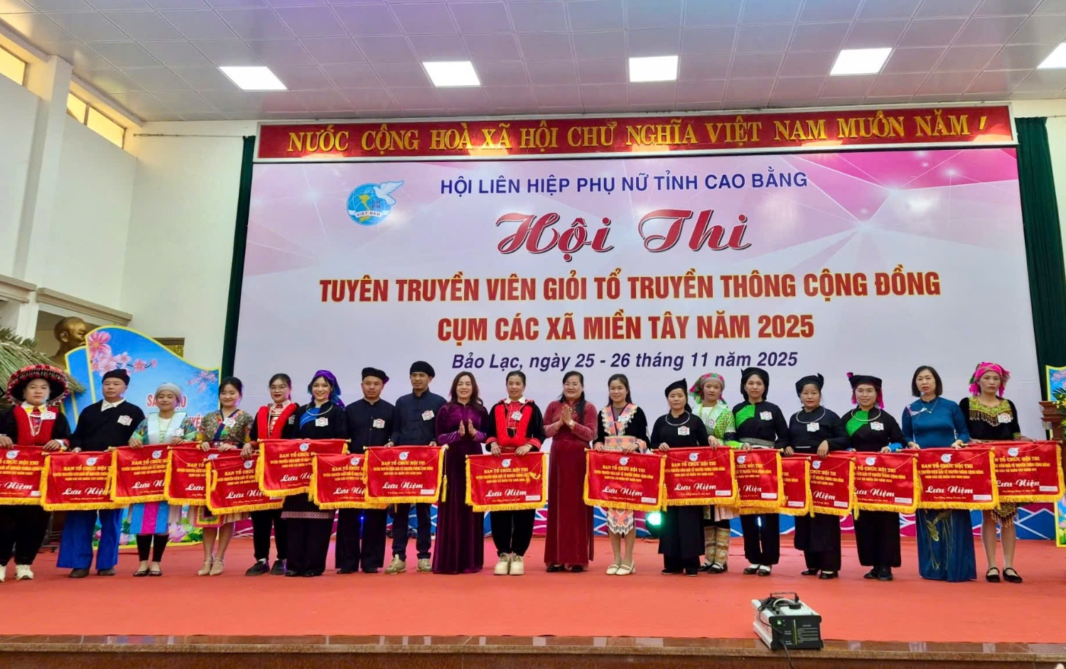 Ban tổ chức trao cờ lưu niệm cho các đội thi.