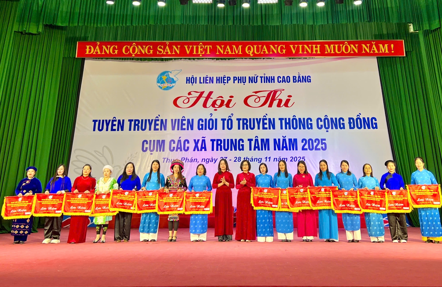 Ban tổ chức trao cờ lưu niệm cho các đội thi.