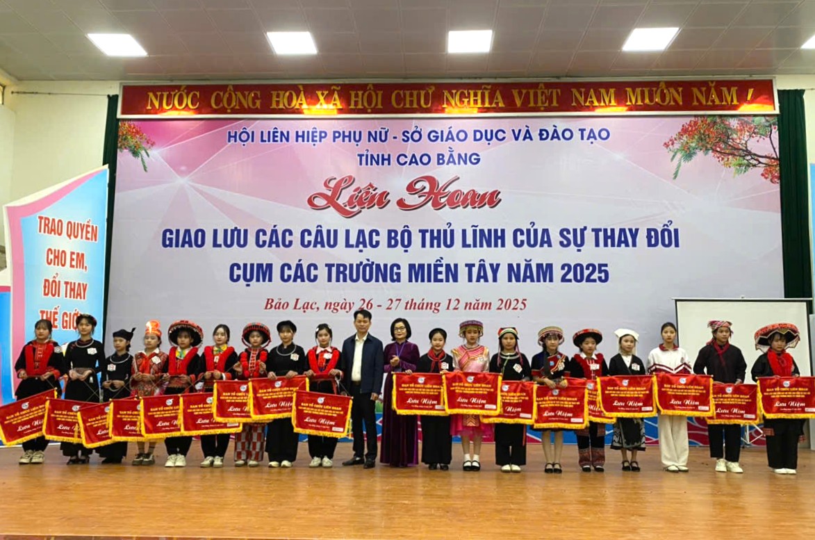 Ban tổ chức trao cờ lưu niệm cho các đội thi.