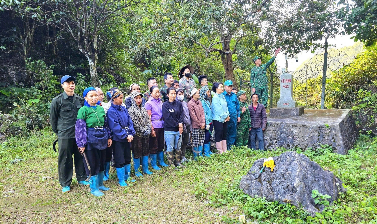 Hội viên phụ nữ xã Hạ Lang tích cực tham gia tự quản đường biên, mốc giới, bảo vệ an ninh trật tự xóm bản khu vực biên giới.