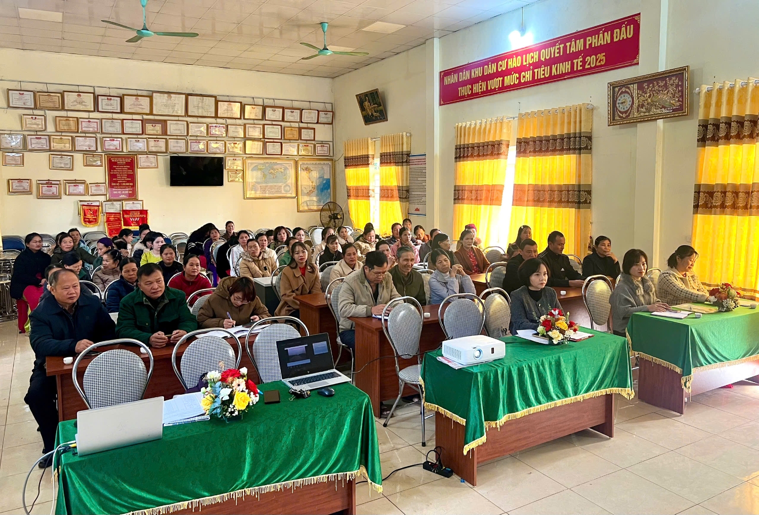 Tuyên truyền về an toàn giao thông cho hội viên phụ nữ Tổ dân phố Hào Lịch, phường Thục Phán.