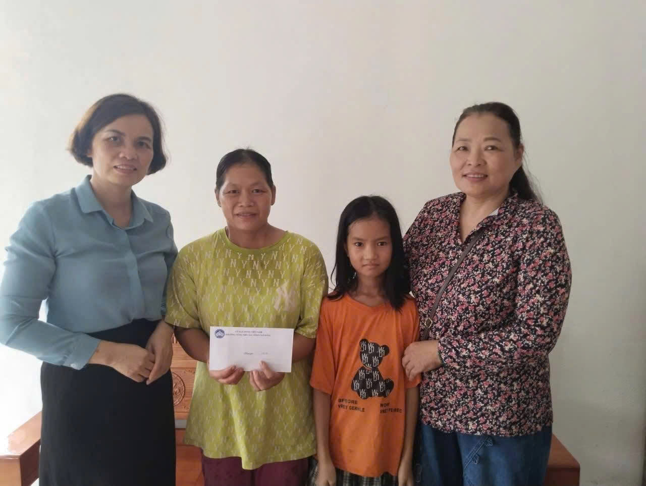 Lãnh đạo Hội LHPN phường thăm và tặng quà cho gia đình hội viên khó khăn.