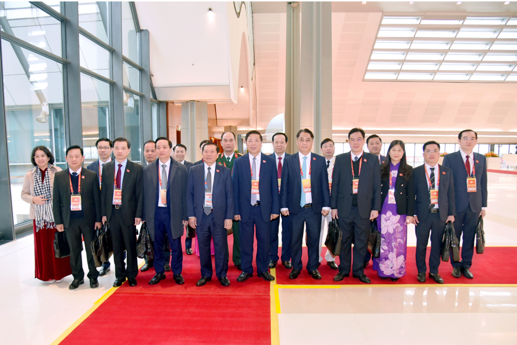 Các đại biểu tỉnh Cao Bằng dự phiên thảo luận tại hội trường ngày 21/1.