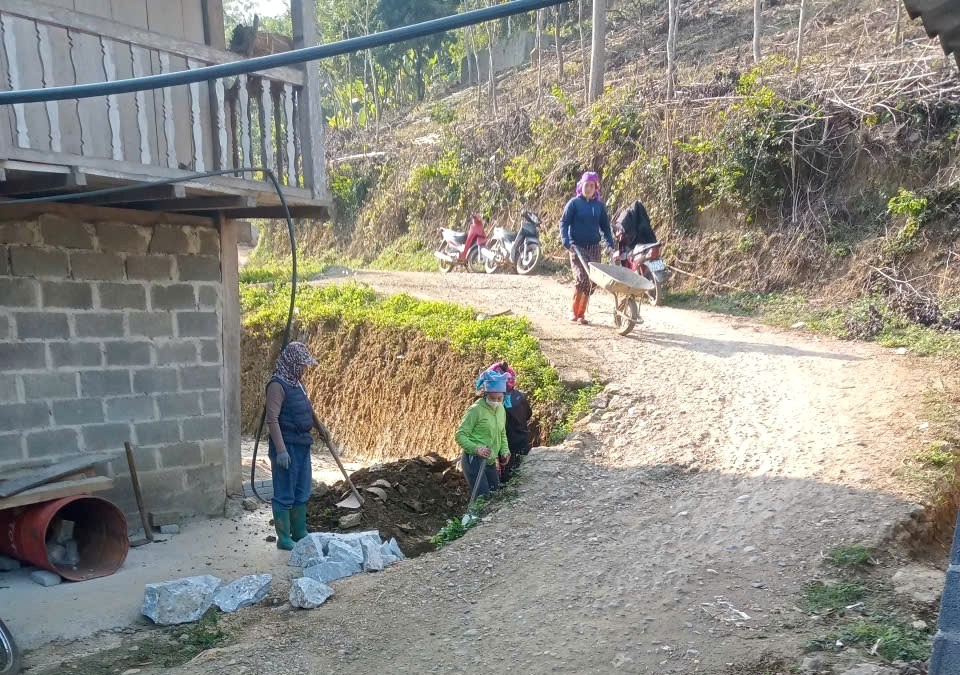 cac chi em hoi vien chi hoi phu nu xom phieng muong xa quang lam cung voi ban phat trien xom va toan the ba con nhan dan xom tham gia lam duong va ke duong bi sat lo do thien tai gay ra2