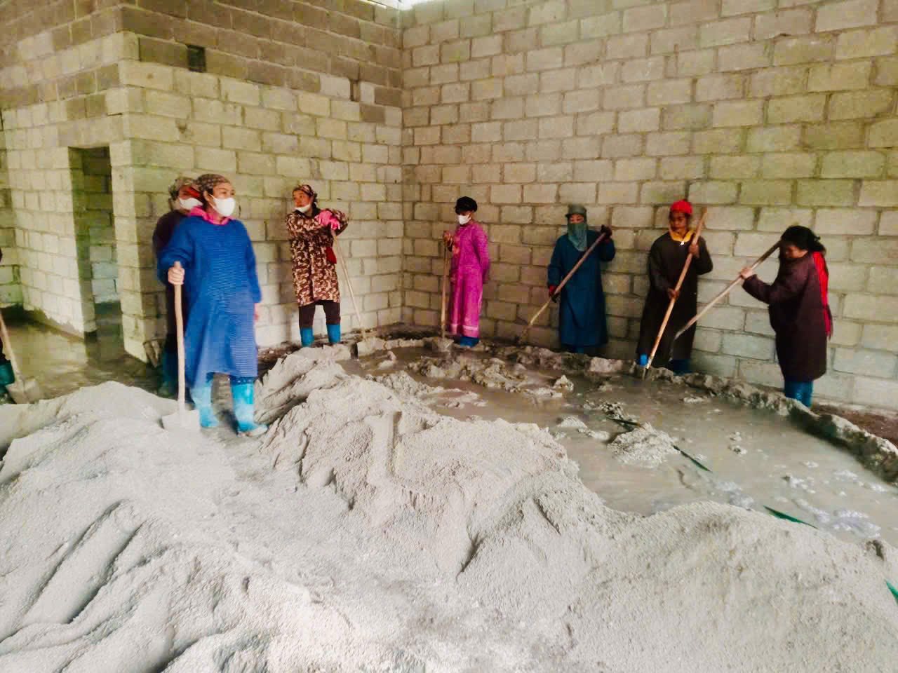 chi hoi phu nu xom doan ket xa ha lang da huy dong 35 hoi vien cung chung tay lang nen nha cho chau nguyen the ngoc mo coi cha me