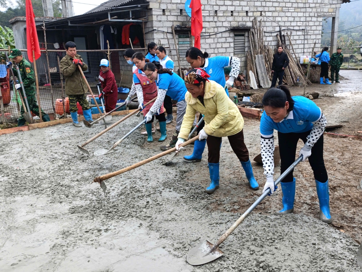 Hội LHPN xã Bế Văn Đàn phối hợp với các ban ngành, đoàn thể và Đồn Biên phòng Cửa khẩu Quốc tế Tà Lùng láng nền làm nhà tình nghĩa cho hộ gia đình bà Dương Thị Dung xóm Lăng Hoài II.