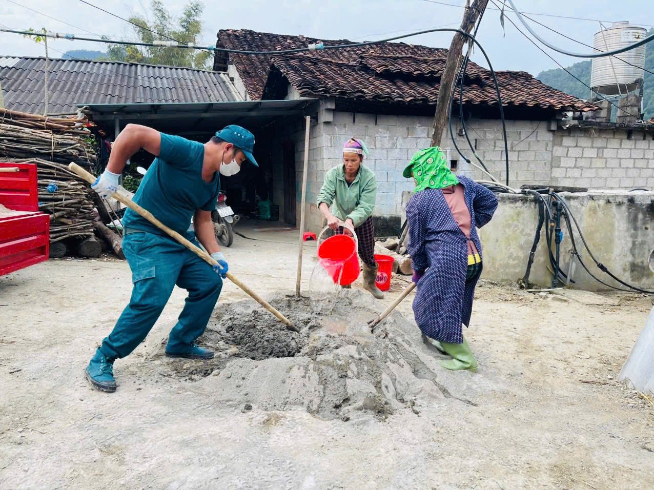 hoi lhpn xa ha lang phoi hop voi cac luc luong ho tro nhan dan di doi chuong trai 1