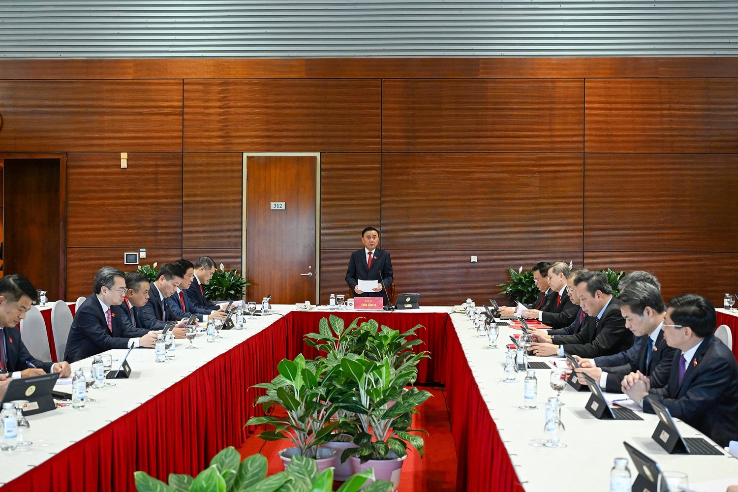 Đồng chí Trần Cẩm Tú, Ủy viên Bộ Chính trị, Thường trực Ban Bí thư, Bí thư Đảng ủy các cơ quan Đảng Trung ương chủ trì họp Đoàn đại biểu Đảng bộ các cơ quan Đảng Trung ương.