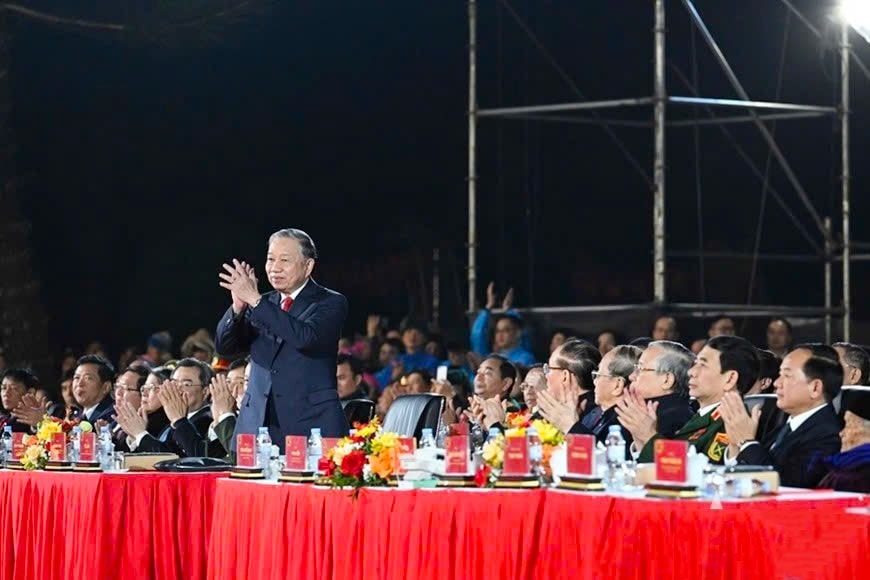 Tổng Bí thư Tô Lâm cùng các đồng chí lãnh đạo Đảng, Nhà nước dự chương trình. Nguồn: qdnd.vn