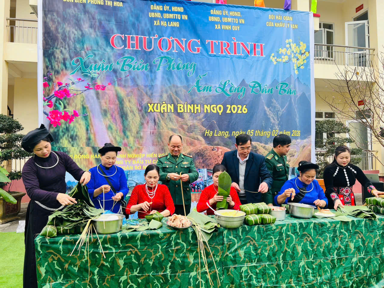 Hoạt động gói bánh chưng trong chương trình “Xuân Biên phòng – Ấm lòng dân bản” năm 2026 tại Đồn Biên phòng Thị Hoa.