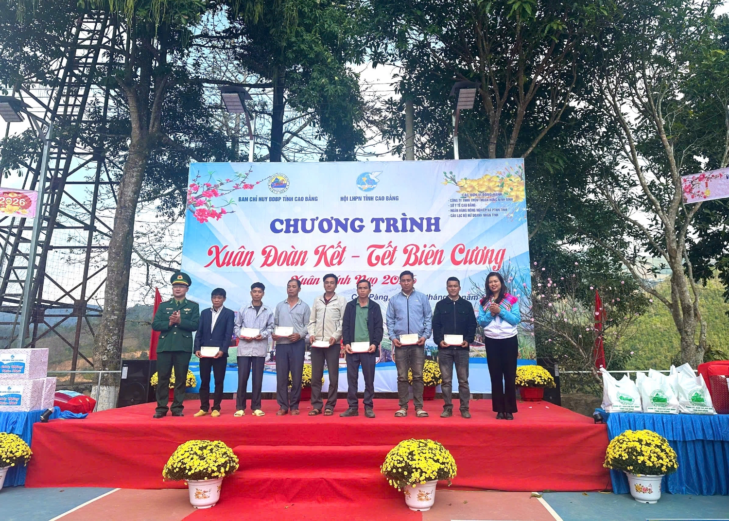 Đồng chí Đoàn Thị Lê An, Phó Chủ tịch Ủy ban MTTQ Việt Nam tỉnh, Chủ tịch Hội LHPN tỉnh tặng quà cho người có uy tín trên địa bàn xã Cốc Pàng.