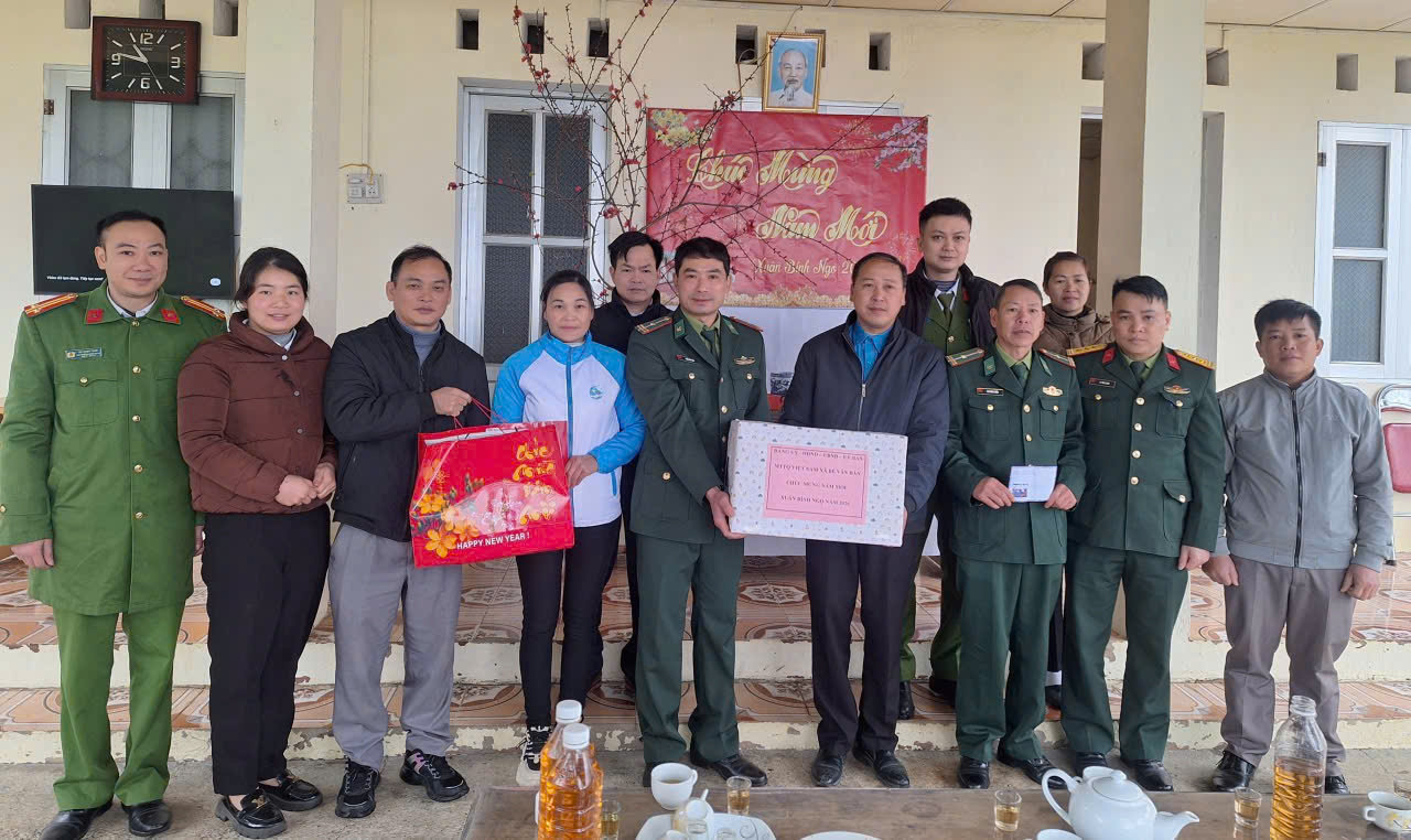 gen n hoi lhpn xa be van dan tham gia cung doan cong tac do dong chi hoang huy hiepbi thu dang uy xa lam truong doan den tham hoi dong vien to cong tac bien phong khuoi rung 1