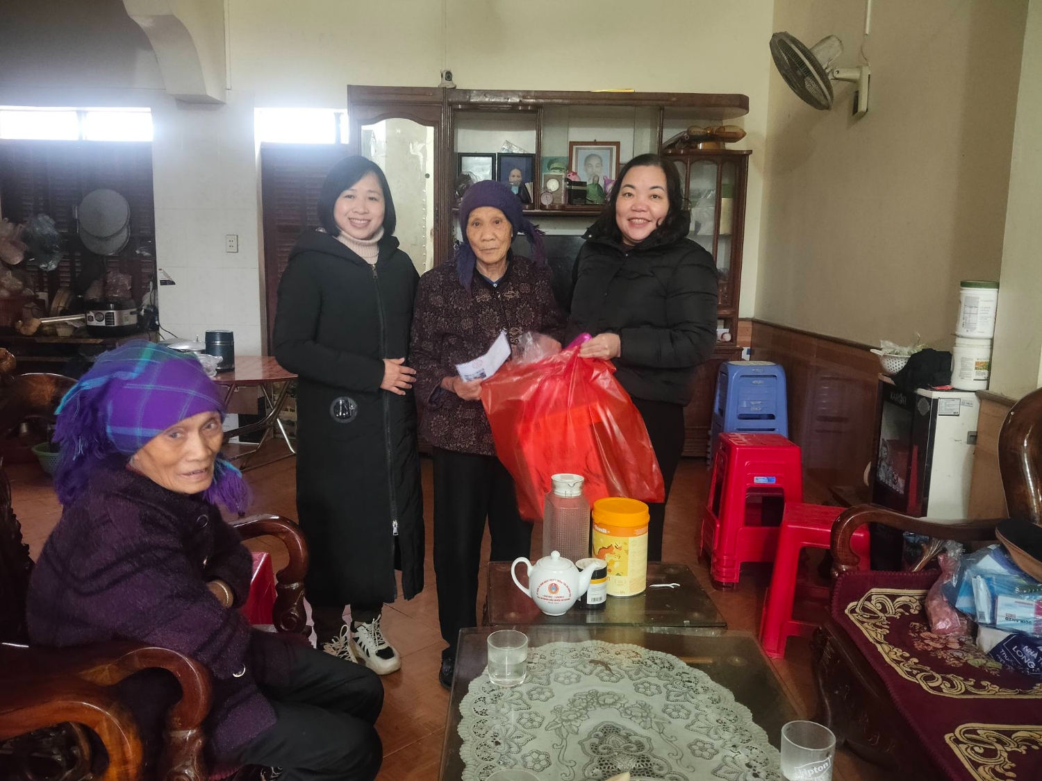 hoi lhpn xa truong ha da to chuc tham hoi tang qua cho gia dinh than nhan liet sic 1