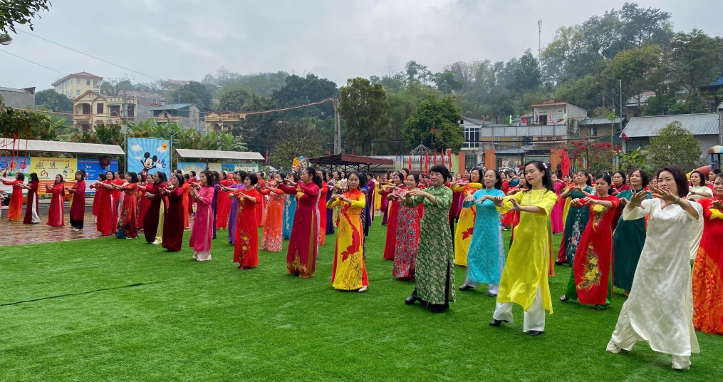 Chương trình đồng diễn dân vũ của phụ nữ phường Tân Giang thu hút hơn 500 cán bộ, hội viên tham gia.