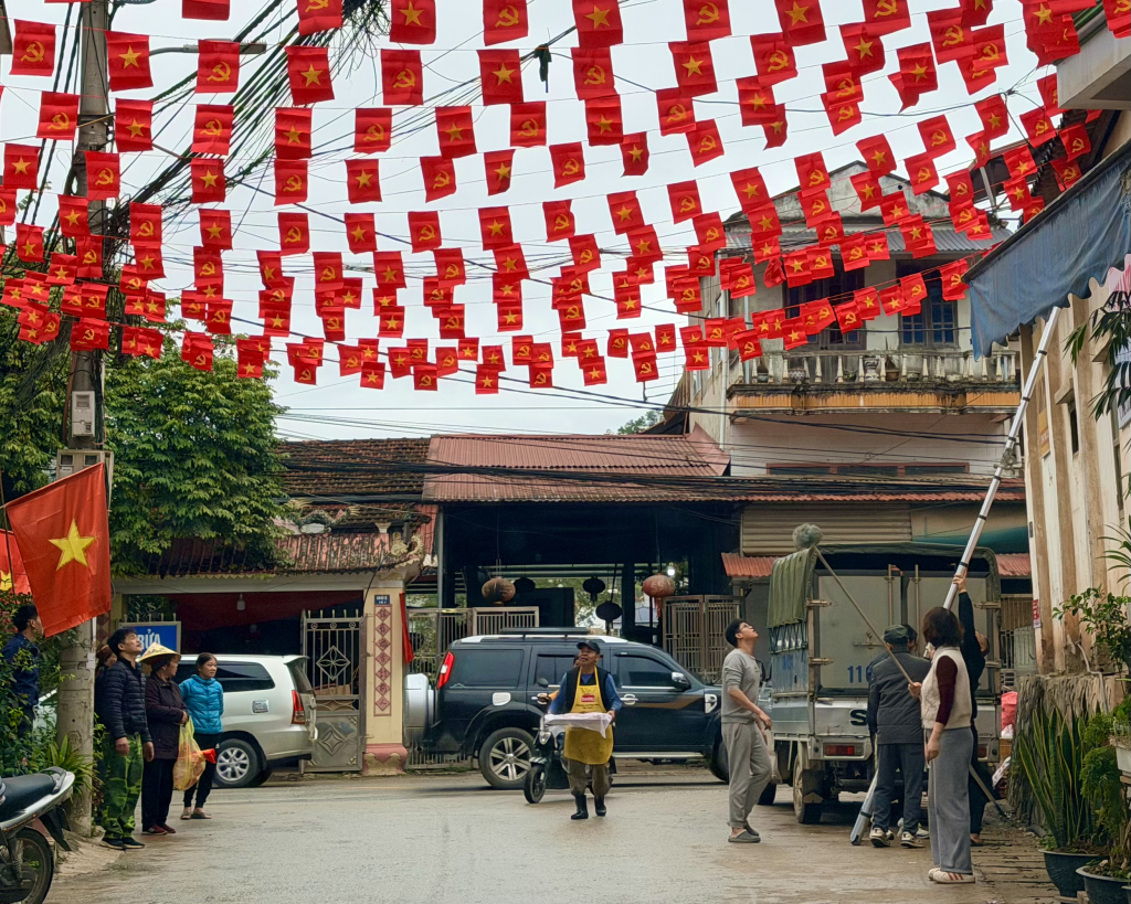 Nhân dân Tổ dân phố 8, phường Tân Giang cùng nhau dọn dẹp vệ sinh, trang hoàng khu phố chuẩn bị cho ngày bầu cử.