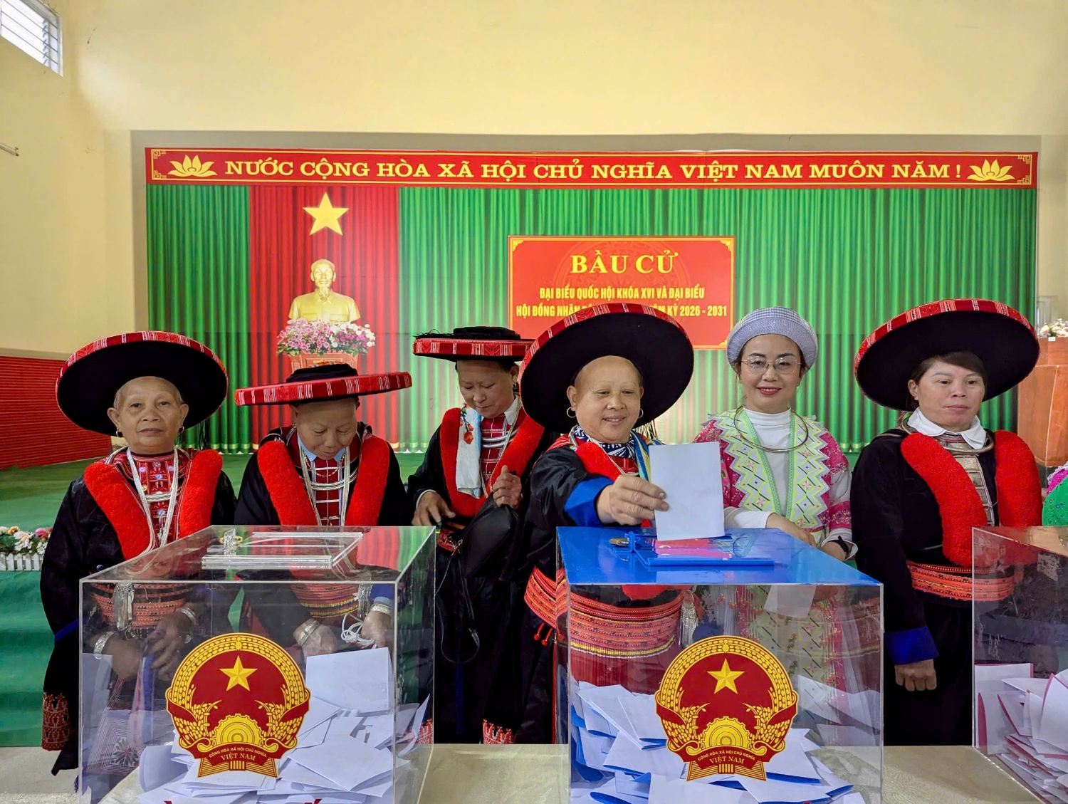 Hội viên, phụ nữ tỉnh Cao Bằng nô nức đi bầu cử.