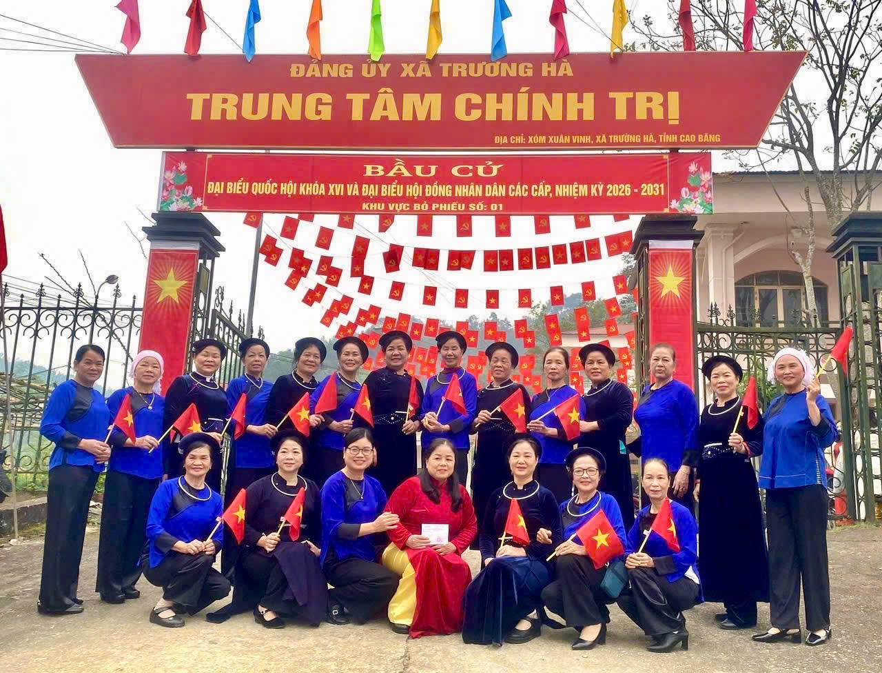 Hội viên phụ nữ xã Trường Hà nô nức đi bầu cử.