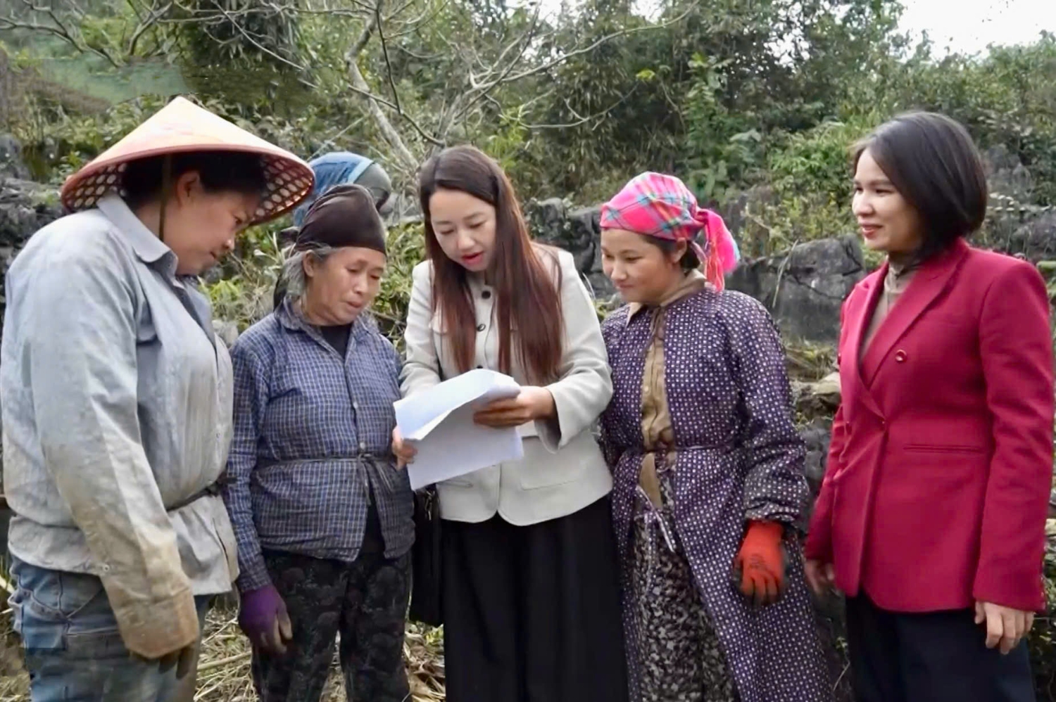 Cán bộ Hội LHPN xã Hòa An tích cực tuyên truyền bầu cử cho hội viên phụ nữ với phương châm "đi từng ngõ, gõ từng nhà".