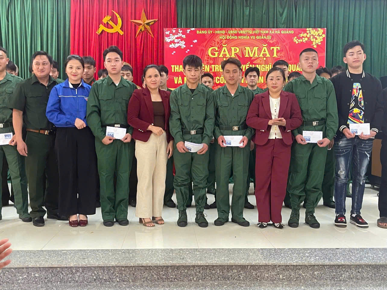 Hội LHPN xã Hà Quảng phối hợp với các ban ngành, đoàn thể xã tặng quà cho thanh niên lên đường nhập ngũ năm 2026.
