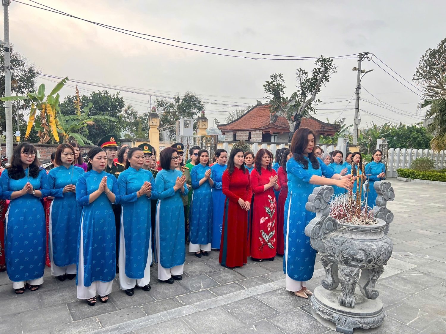 Đoàn đại biểu Hội LHPN tỉnh dâng hương tưởng niệm đồng chí Hoàng Đình Giong.
