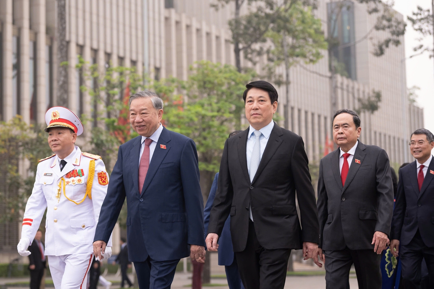 Tổng Bí thư Tô Lâm cùng lãnh đạo Đảng, Nhà nước, đại biểu Quốc hội đến đặt vòng hoa và vào Lăng viếng Chủ tịch Hồ Chí Minh. Ảnh: Phạm Thắng