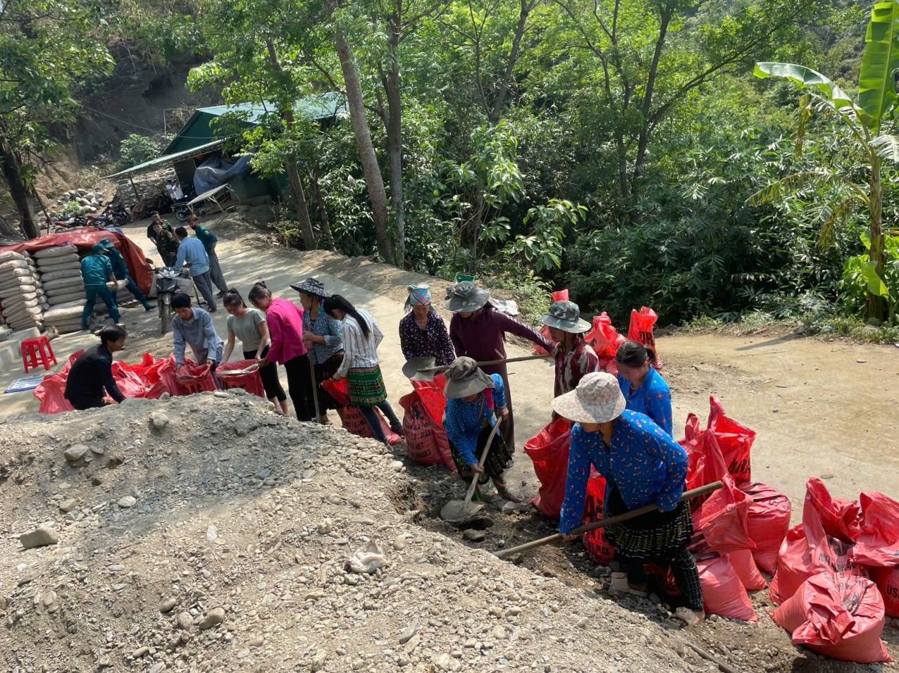 chi hoi phu nu xom khau rang xa quang lamhuy dong 15 chi em hoi vien phu nu xom tham gia cung cac luc luong tham gia van chuyen vat lieu xay dungsua chua tuyen duong be tong xom khau ca khoang 3 km