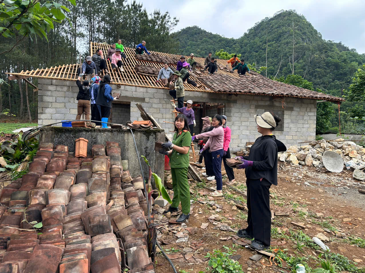 Hội LHPN xã Hà Quảng huy động hội viên giúp gia đình chị Đàm Thị Váng, xóm Lũng Quảng sửa chữa nhà ở.