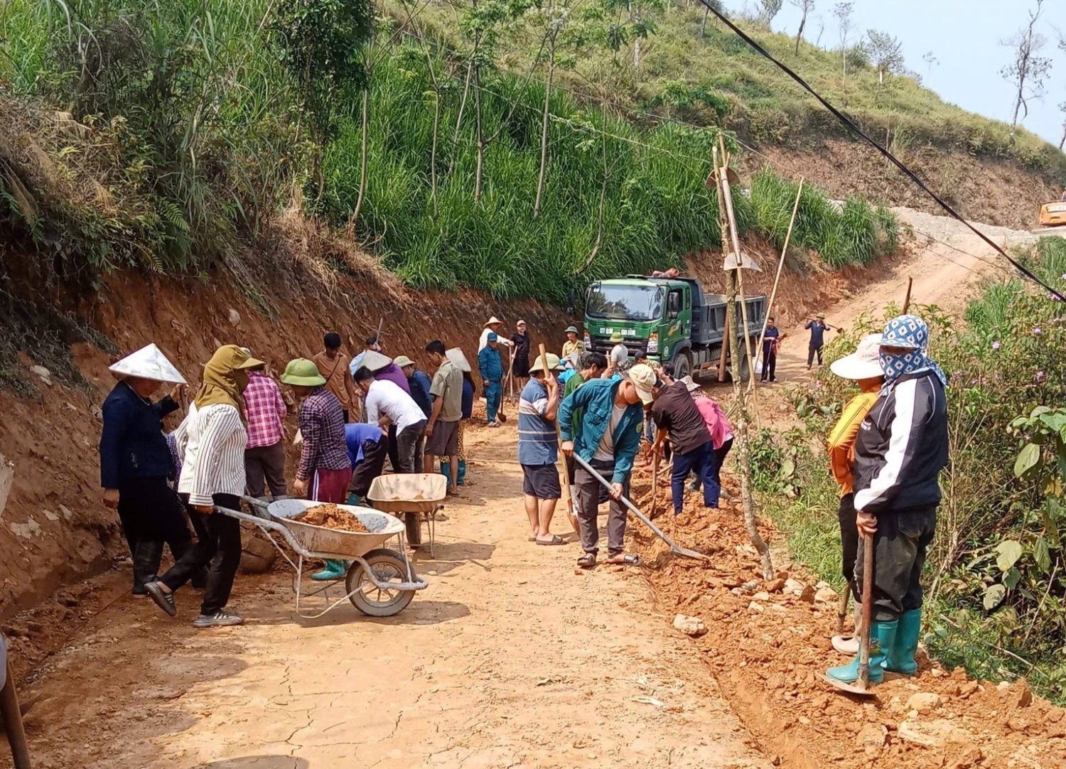 phu nu xa son lo da tich cuc tham gia dong gop ngay cong lao dong lam duong be tong vao nha van hoa xom ban oong xa son lo 1