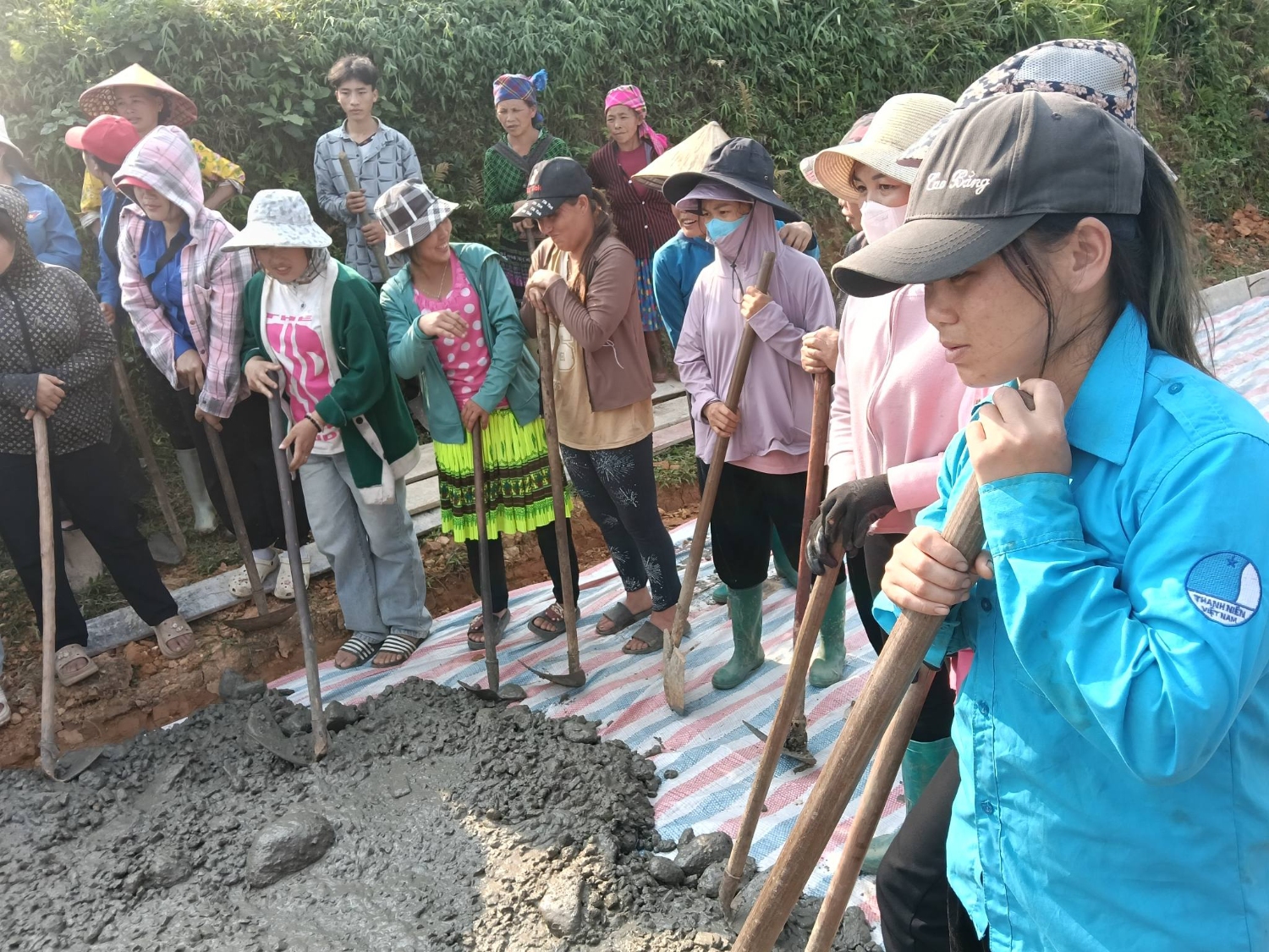 phu nu xa son lo da tich cuc tham gia dong gop ngay cong lao dong lam duong be tong vao nha van hoa xom ban oong xa son lo 2