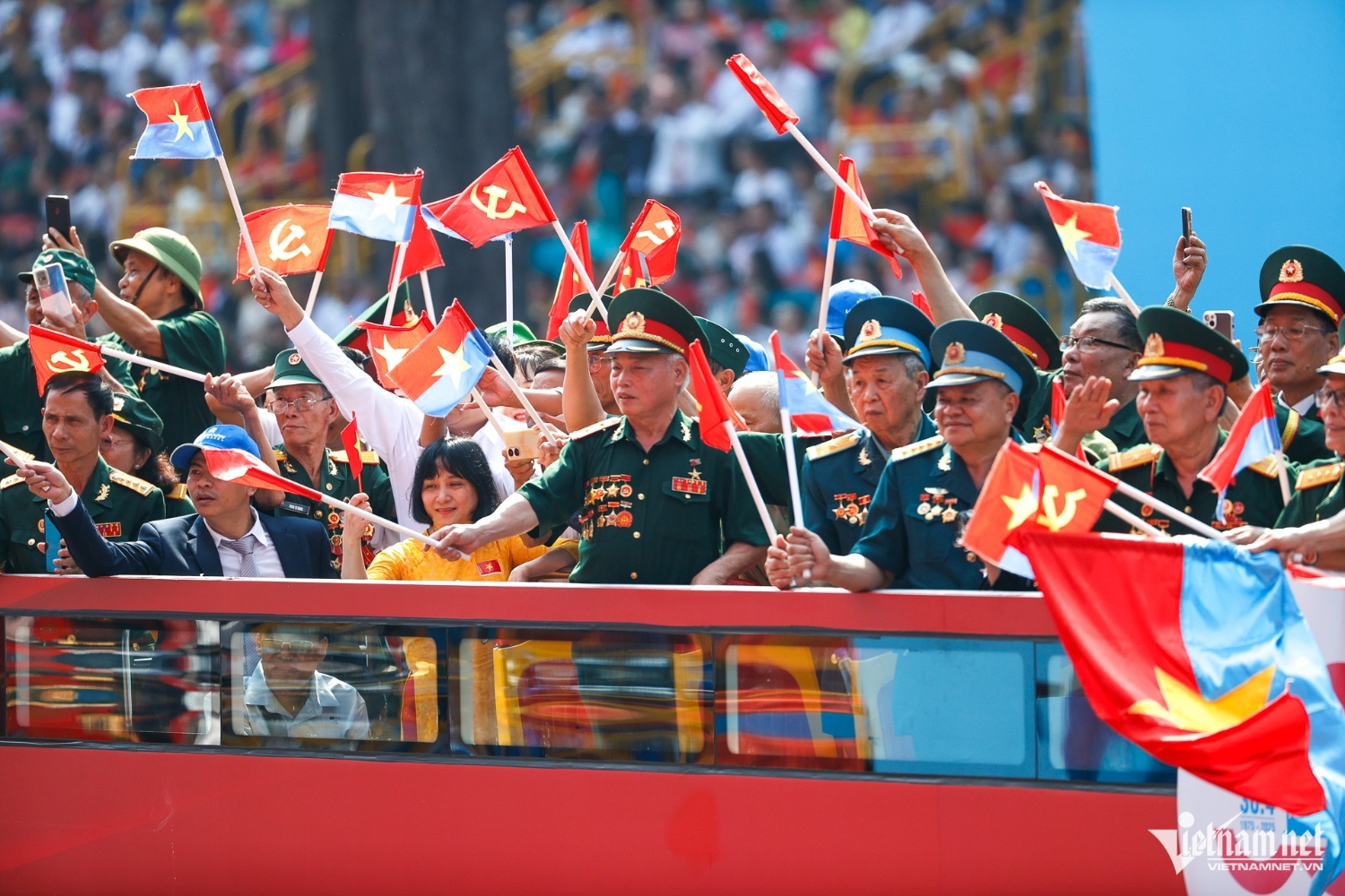 Khối Tôn vinh các Anh hùng lực lượng vũ trang nhân dân, Anh hùng lao động và nhân chứng lịch sử trong lễ kỷ niệm 50 năm chiến thắng mùa xuân năm 1975. Ảnh: Phạm Hải