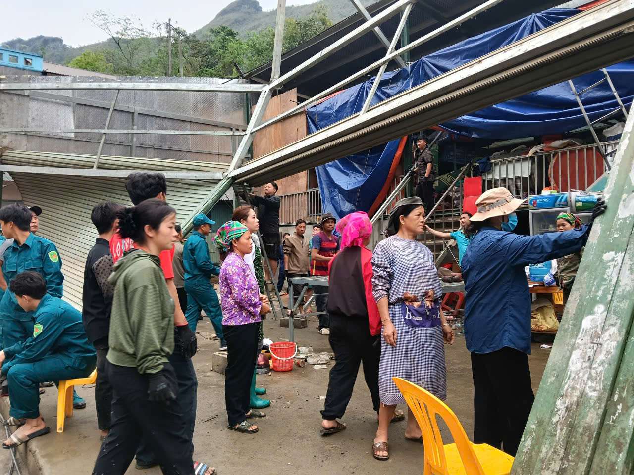 Hội viên phụ nữ xã Quảng Lâm hỗ trợ khắc phục hậu quả thiên tai.