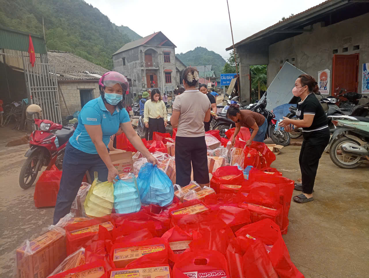 gen h hoi lhpn xa ly quoc chung tay ho tro nguoi dan bi anh huong do mua lu 1
