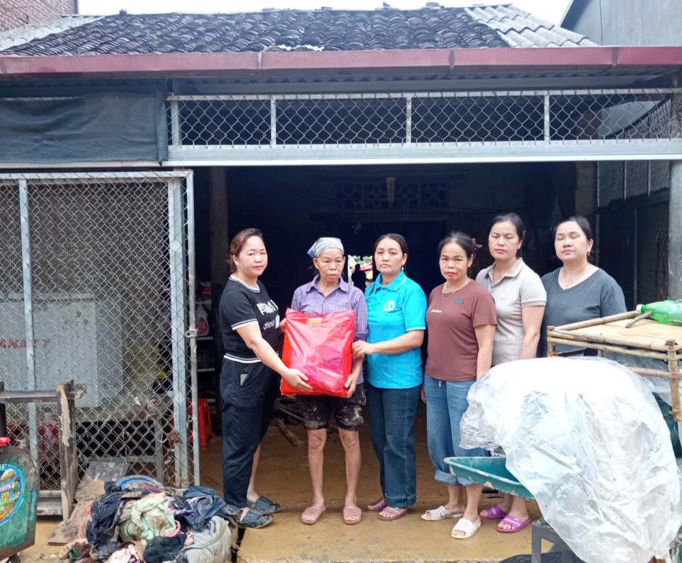 Hội LHPN xã Lý Quốc, tỉnh Cao Bằng, trao tặng nhu yếu phẩm trợ giúp người dân vùng mưa lũ