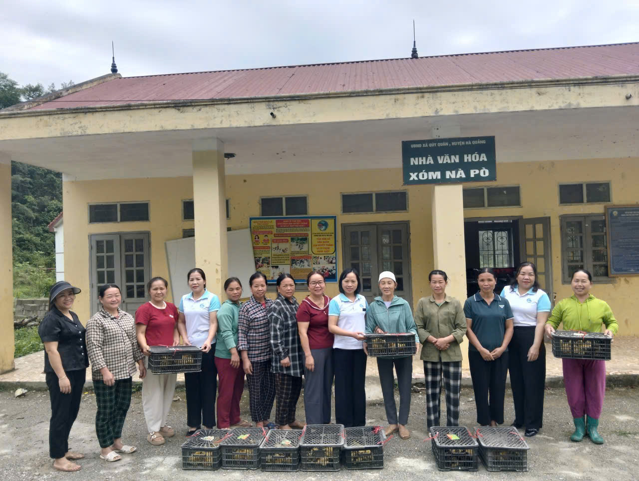 Hội LHPN xã Trường Hà đã trao 150 con vịt giống cho 10 hội viên phụ nữ xóm Nà Pò bị thiệt hại hoa màu sau trận mưa đá xảy ra vào tháng 3 vừa qua.