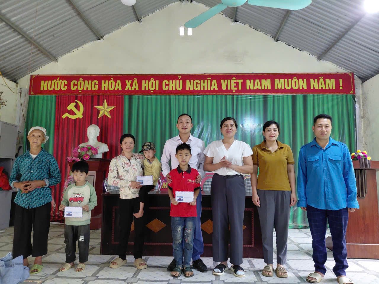 Hoội LHPN xã Hưng Đạo hỗ trợ trẻ em mồ côi, trẻ em có hoàn cảnh đặc biệt khó khăn trên địa bàn, lan tỏa tinh thần tương thân tương ái, chung tay chăm lo cho trẻ em yếu thế.