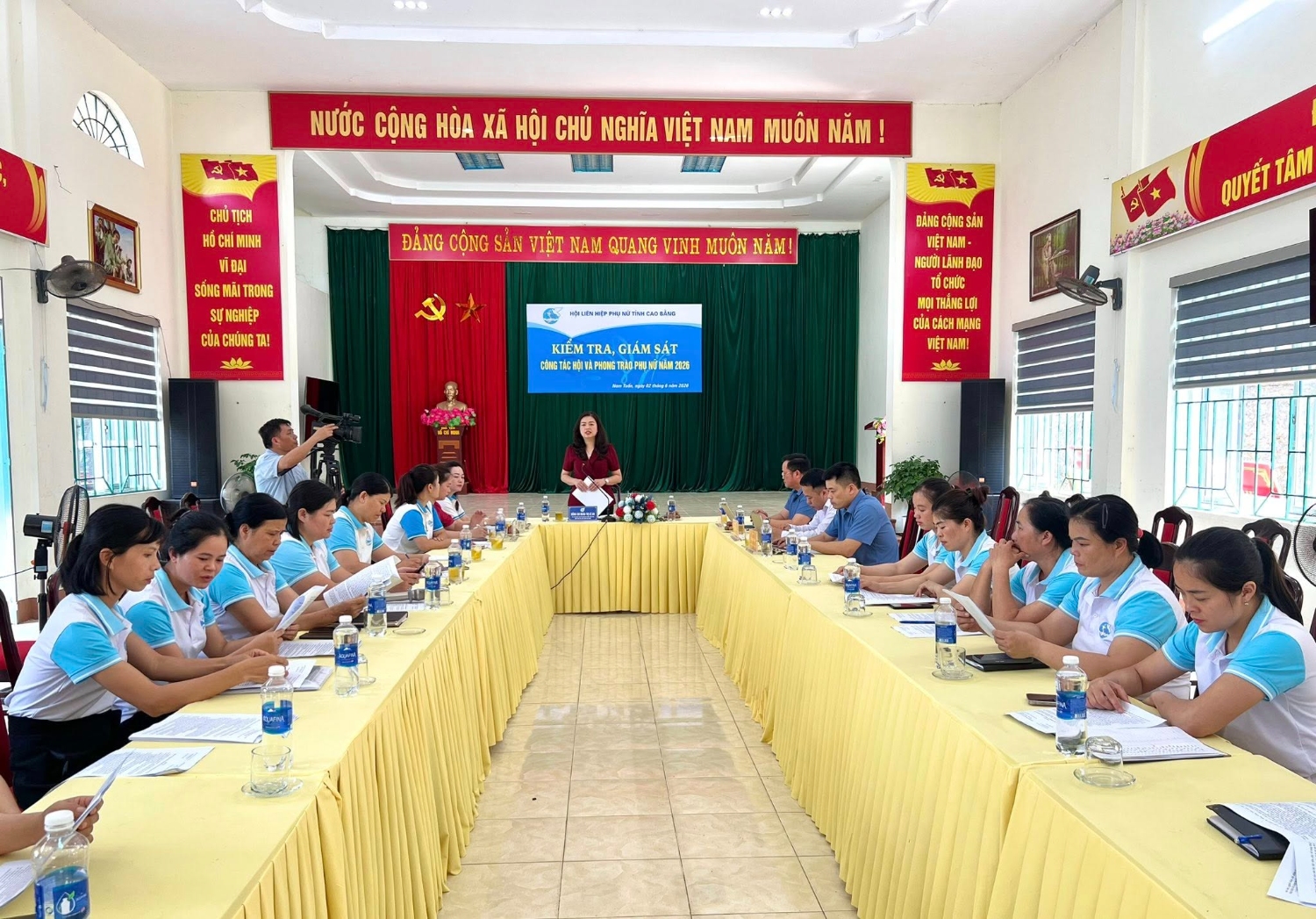Đồng chí Đoàn Thị Lê An, Chủ tịch Hội LHPN tỉnh Cao Bằng, phát biểu kết luận kiểm tra, giám sát công tác Hội và phong trào phụ nữ tại xã Nam Tuấn.