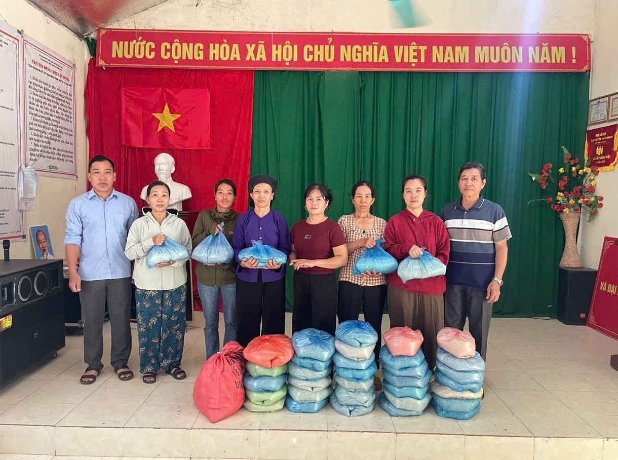 Chi hội phụ nữ xóm Bản Riền, xã Hưng Đạo trao 284 kg gạo từ mô hình “Hũ gạo tình thương” cho hội viên khó khăn.