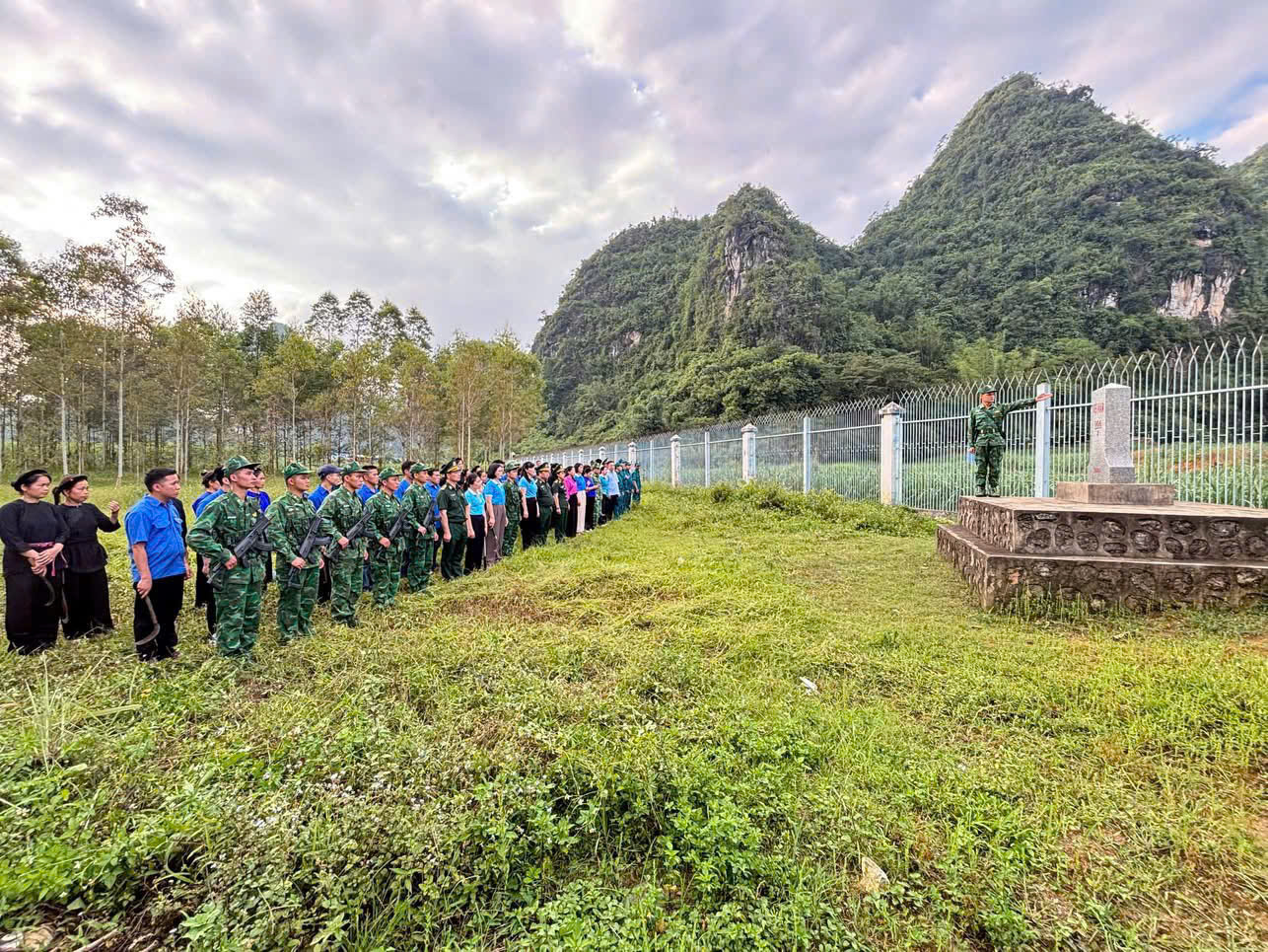 Ra quân phát quang tuyến đường tuần tra biên giới, góp phần nâng cao ý thức trách nhiệm của hội viên, phụ nữ trong tham gia bảo vệ đường biên, mốc giới.