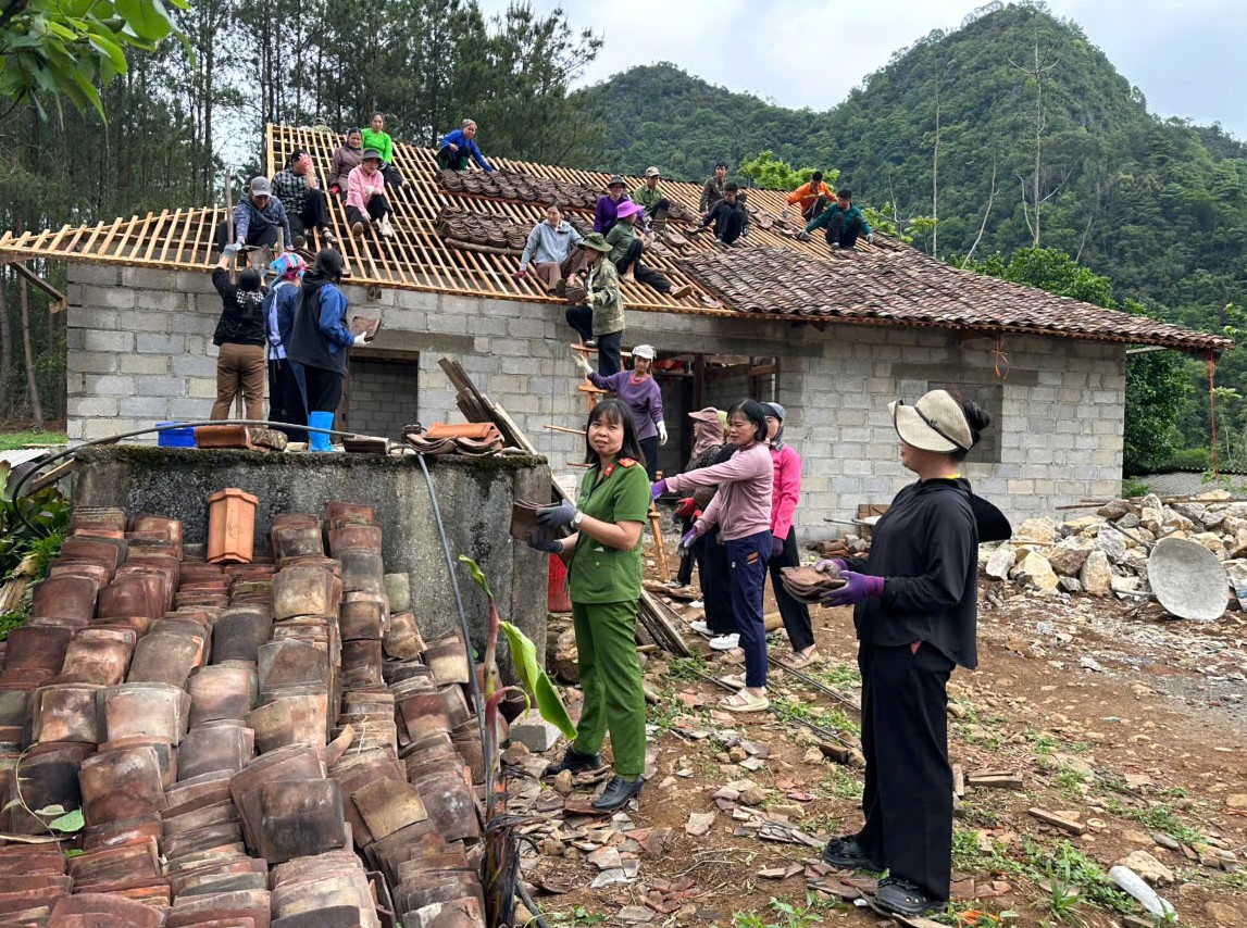 gen h hoi lhpn xa ha quang to chuc giup gia dinh hoi vien dam thi vang xom lung quang sua nha 2