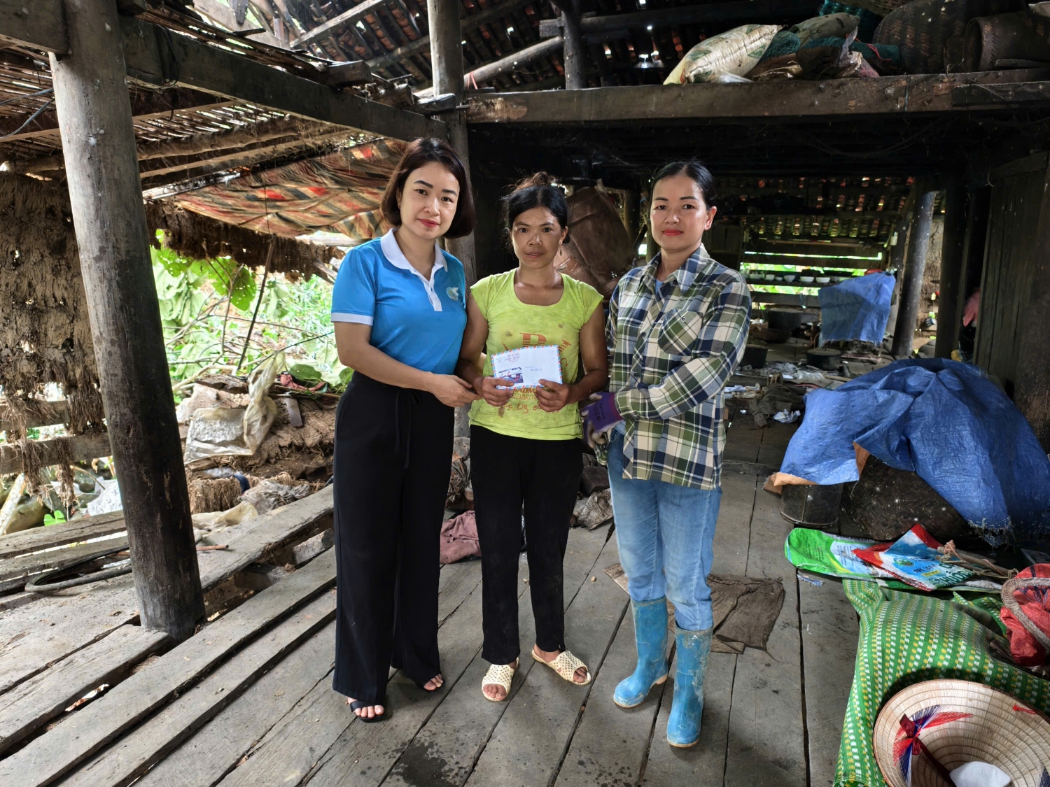 Hội LHPN xã Quảng Uyên thăm hỏi, động viên gia đình chị Mạc Thị Thời , hội viên phụ nữ xóm Tắc Kha.