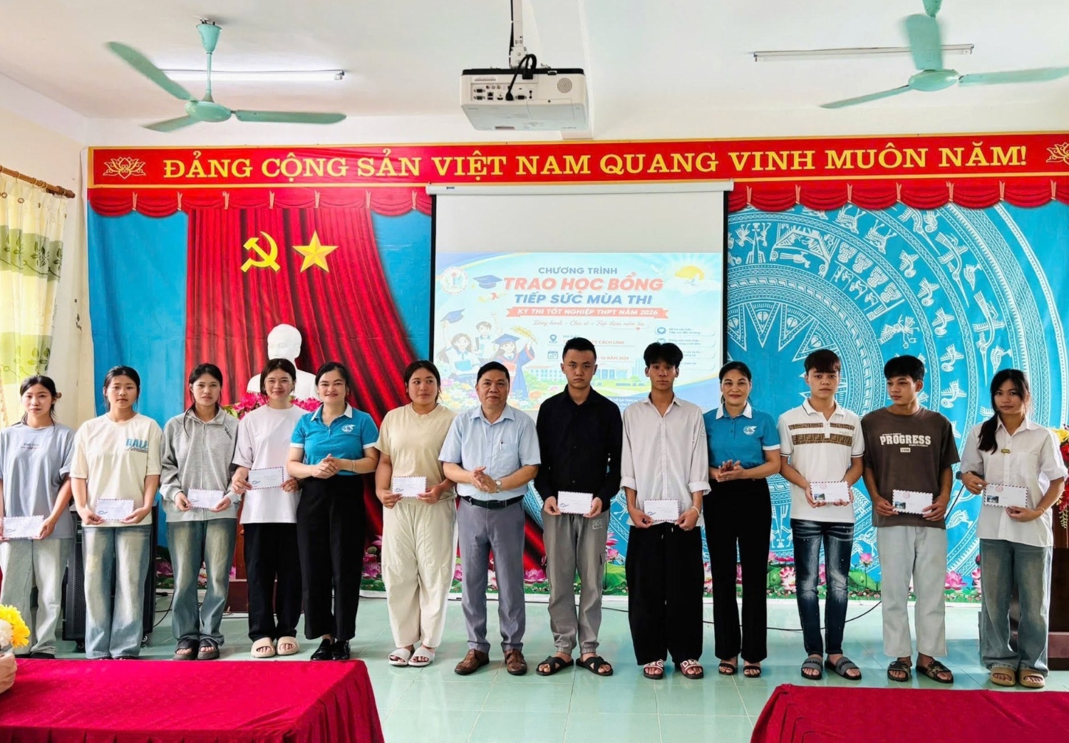 hoi lhpn xa be van dan phoi hop trao hoc bong tiep suc mua thi cho hoc sinh co hoan canh kho khan