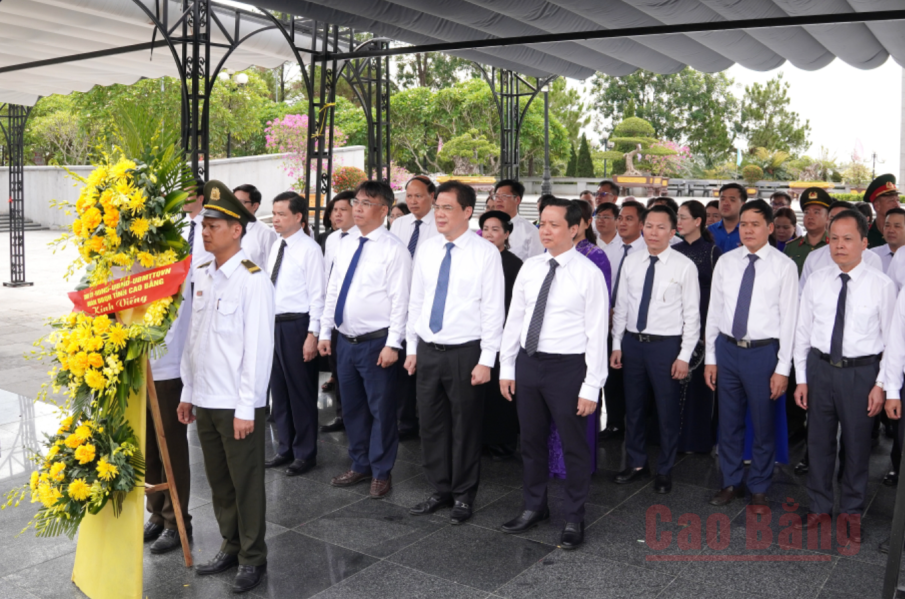 Đoàn đại biểu tỉnh dâng hoa, dâng hương tại Nghĩa trang Liệt sĩ Quốc gia Đường 9.