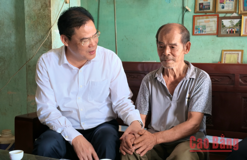 Phó Bí thư Tỉnh ủy, Chủ tịch Ủy ban MTTQ việt nam tỉnh Vũ Hồng Quang thăm, động viên các gia đình chính sách tại xã Hòa An.