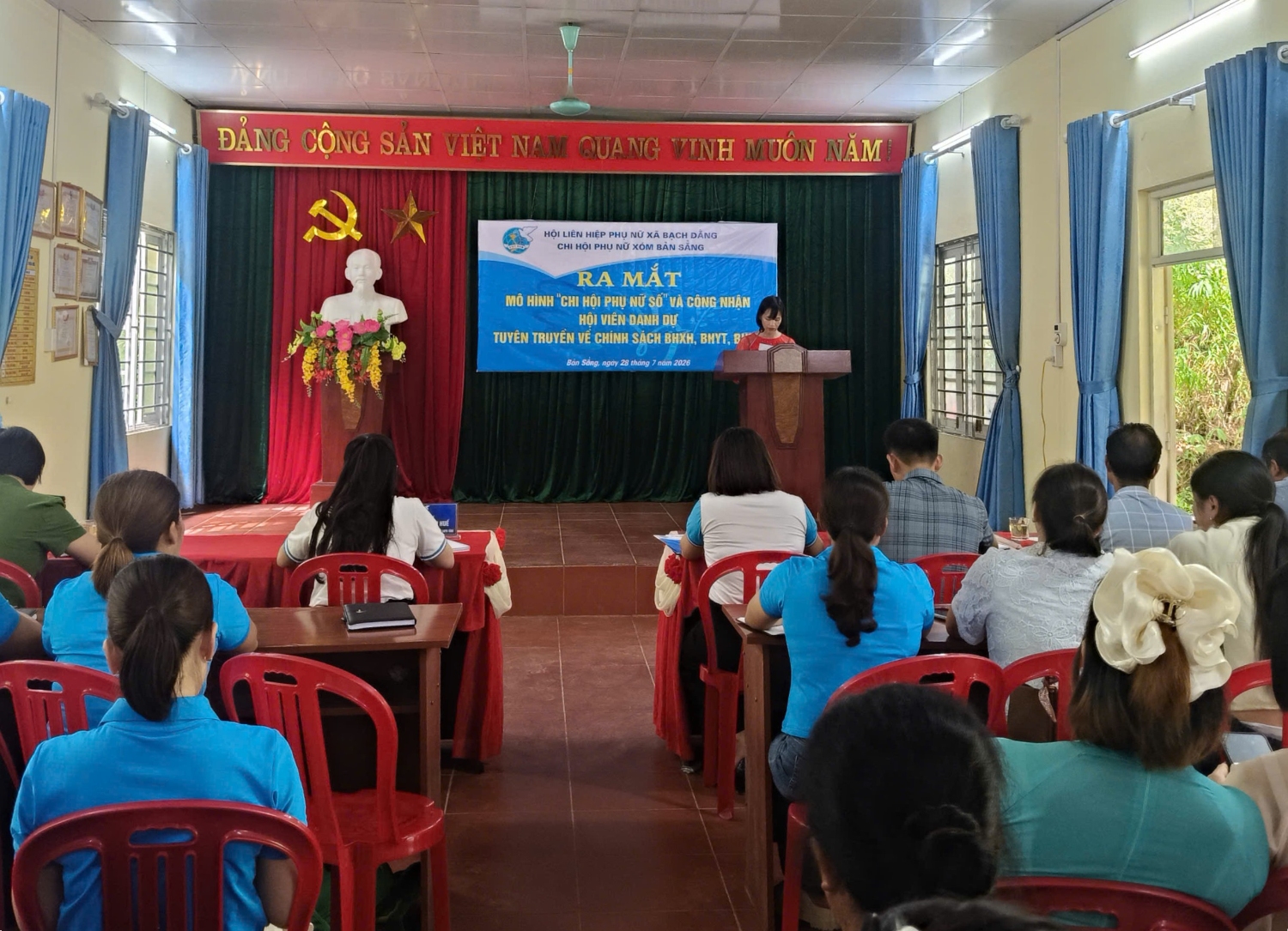 Hội nghị tuyên truyền chính sách bảo hiểm xã hội, bảo hiểm y tế và bảo hiểm xã hội tự nguyện tại xóm Bản Sẳng, xã Bạch Đằng.
