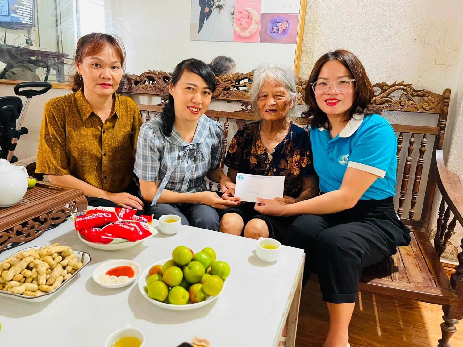 Hội LHPN phường Tân Giang thăm, tặng quà gia đình chính sách.
