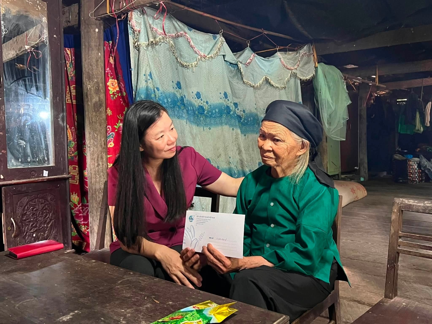 Phó Chủ tịch Hội LHPN Việt Nam Nguyễn Thị Thu Hiền thăm, tặng quà bà La Thị Pính (vợ liệt sĩ) tại xóm Nặm Giạt, xã Lũng Nặm.